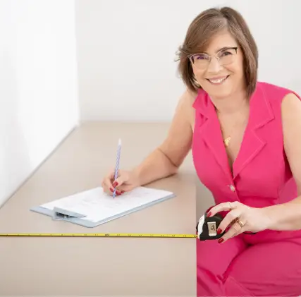 Mírian medindo um ambiente em obra