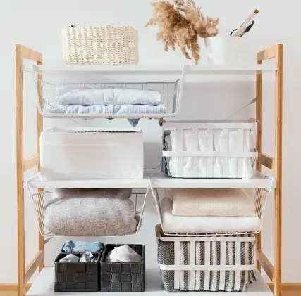 Closet com cestos e araras