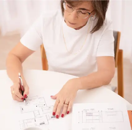 Mírian desenhando uma planta de interiores