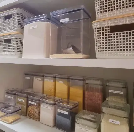 Potes transparentes organizados em prateleira